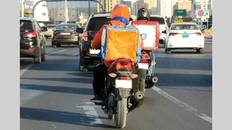 نظام إلكتروني يتابع درّاجات نقل الطلبات في دبي